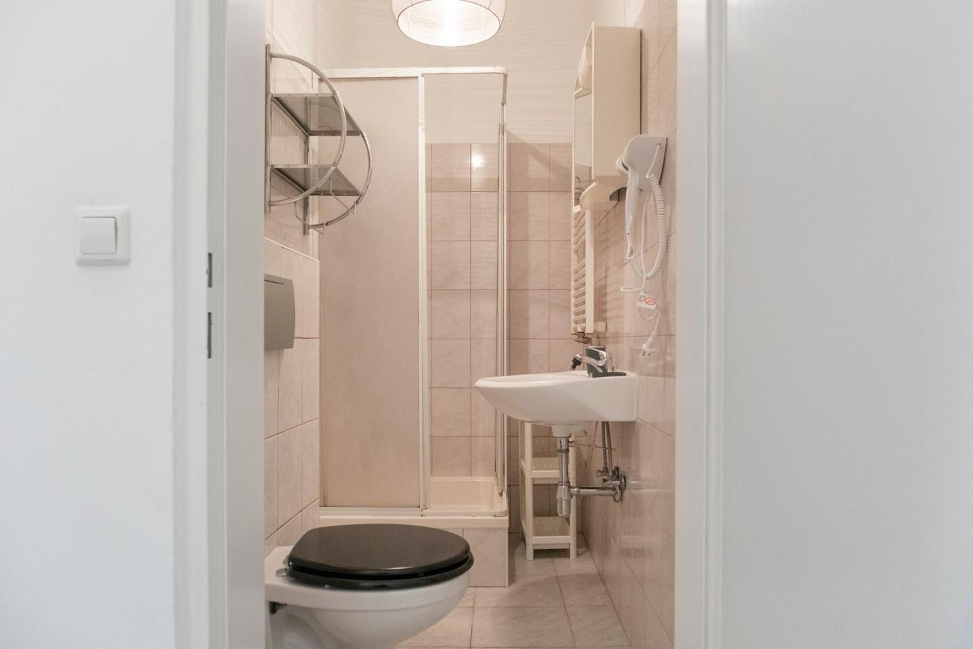 Prime Location & Peaceful Shared 2 Bedroom Apt With Backyard Wiedeń Zewnętrze zdjęcie