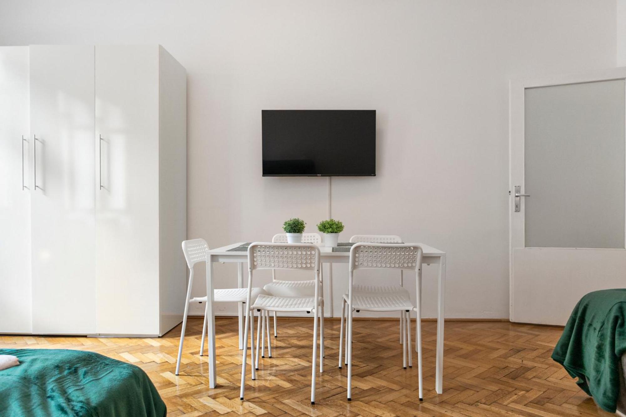 Prime Location & Peaceful Shared 2 Bedroom Apt With Backyard Wiedeń Zewnętrze zdjęcie
